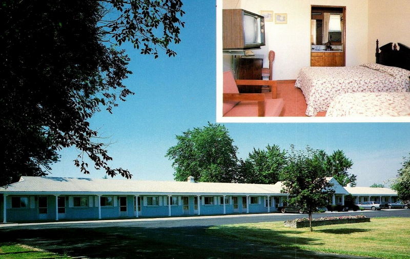 Colonial Motel - Vintage Post Card